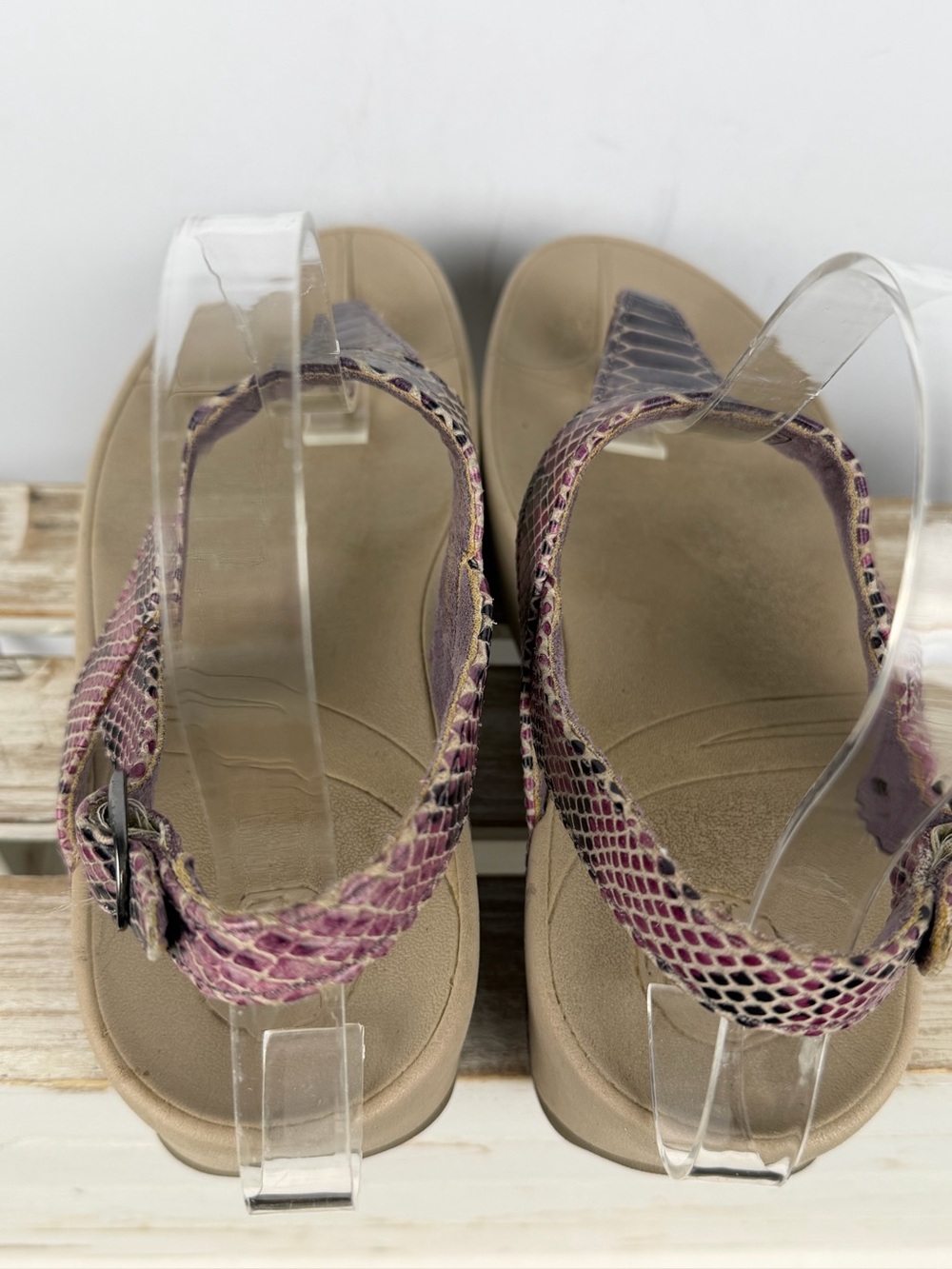 FitFlop sandals in a multicolored snake print with a T-strap design size 7 - Picture 8 of 12
